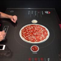 Pizza Hut lança mesa interativa para cliente montar sua pizza