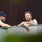 David Beckham aparece sem camisa na sacada do hotel no Rio. Veja fotos!