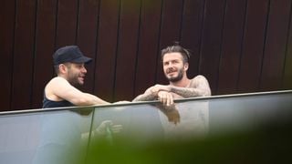 David Beckham aparece sem camisa na sacada do hotel no Rio. Veja fotos!