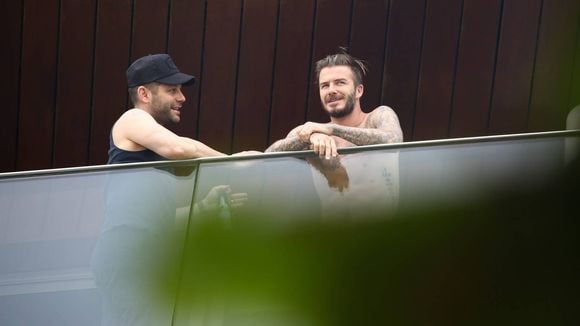 David Beckham aparece sem camisa na sacada do hotel no Rio. Veja fotos!