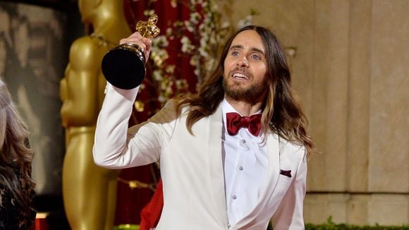 Jared Leto cai de escada e quebra estatueta do Oscar 2014