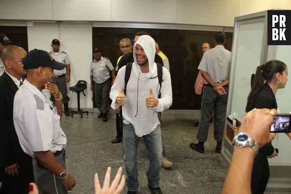 Apesar da viagem longa, Ricky Martin foi atencioso com os fãs no Rio de Janeiro