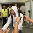 O astro Ricky Martin apertou as mãos dos fãs em sua chegada ao Rio de Janeiro