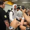 Ricky Martin mandou beijos para quem esperava por ele no aeroporto do Rio de Janeiro