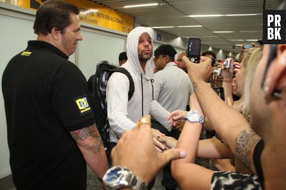 Ricky Martin mandou beijos para quem esperava por ele no aeroporto do Rio de Janeiro