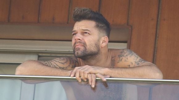 Ricky Martin aparece de cueca em sacada de hotel no Rio de Janeiro!