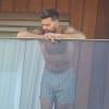 O cantor Ricky Martin olha a vista de seu hotel no Rio de Janeiro