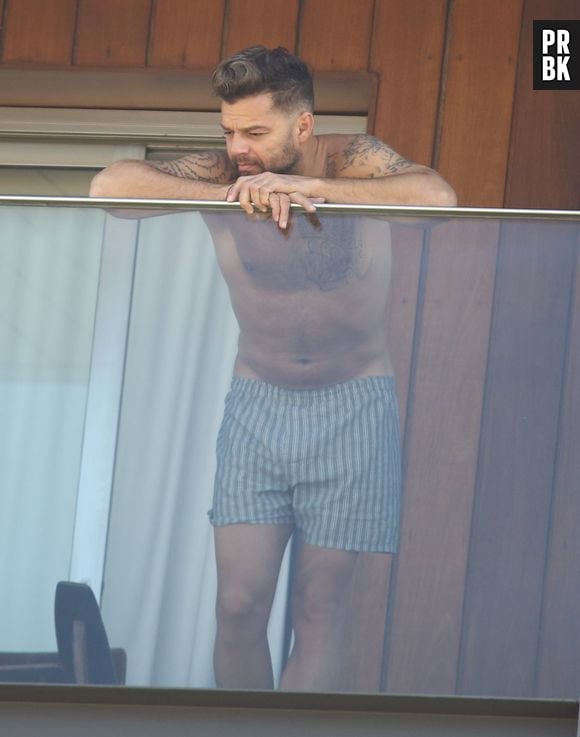 O cantor Ricky Martin olha a vista de seu hotel no Rio de Janeiro