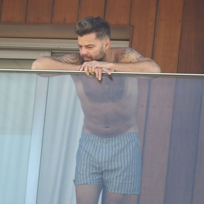 O cantor Ricky Martin olha a vista de seu hotel no Rio de Janeiro