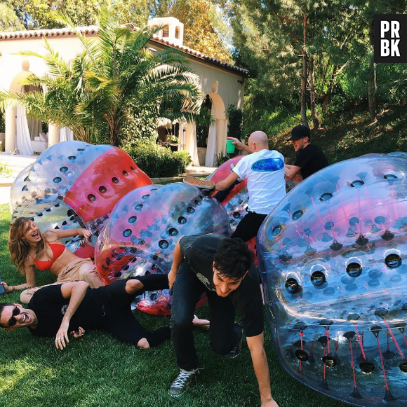 Kendall Jenner e Kylie Jenner fizeram a farra com as amigas