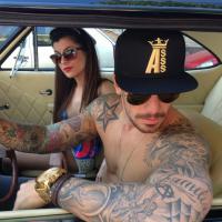 E a mulherada vibra! Felipe Titto posa sem camisa e exibe tattoos