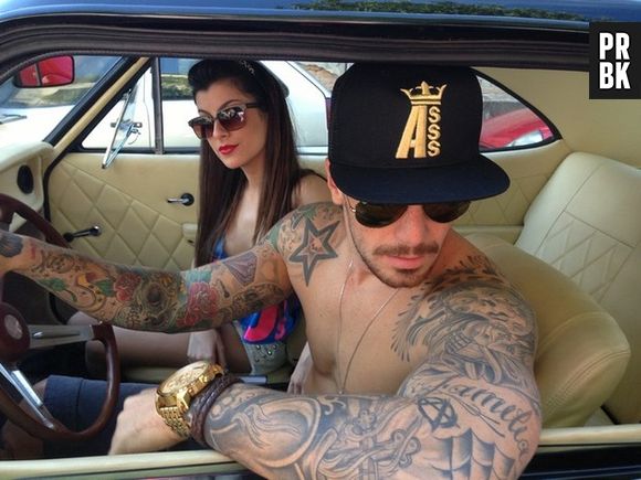 Felipe Titto posa sem camisa para catálogo de verão e deixa tanquinho a mostra