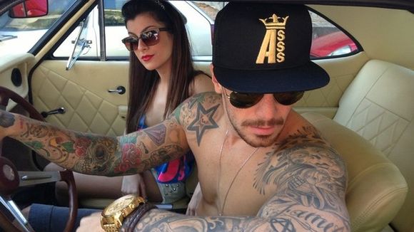 E a mulherada vibra! Felipe Titto posa sem camisa e exibe tattoos