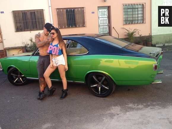 Felipe Titto participou do ensaio fotográfico dirigindo um possante verde