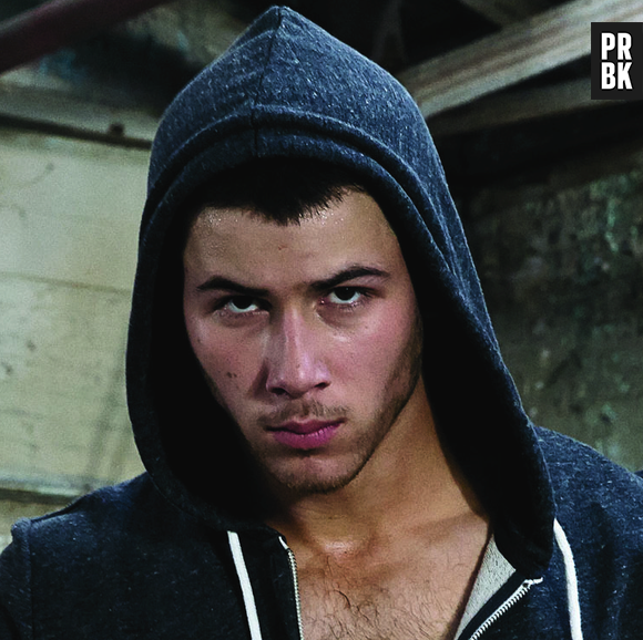 Na série "Kingdom", Nick Jonas faz sexo a três!