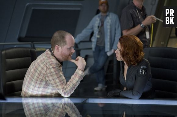 Diretor Joss Whedon conversa com Scarlett Johansson em set de "Os Vingadores"