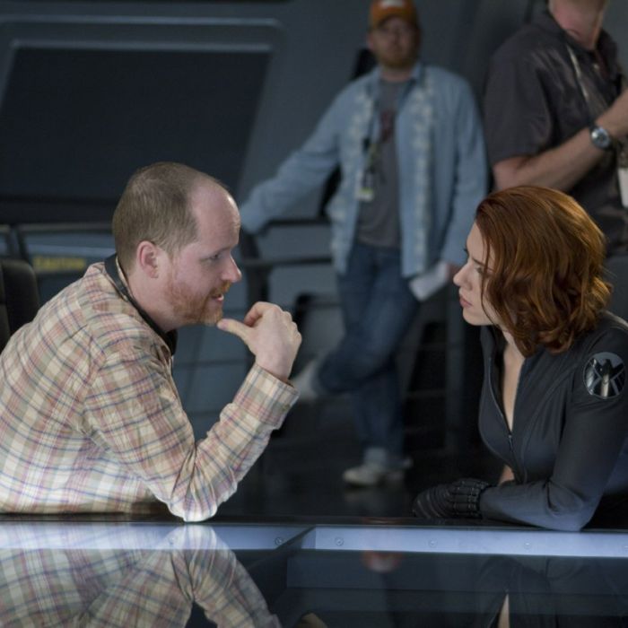 Diretor Joss Whedon conversa com Scarlett Johansson em set de &quot;Os Vingadores&quot;