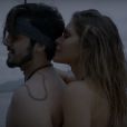 Luan Santana faz pegação com modelo no clipe de "Eu, Você, o Mar e Ela"