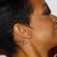  Atrás da orelha, Rihanna tatuou, em 2006, o símbolo de peixes, seu signo 