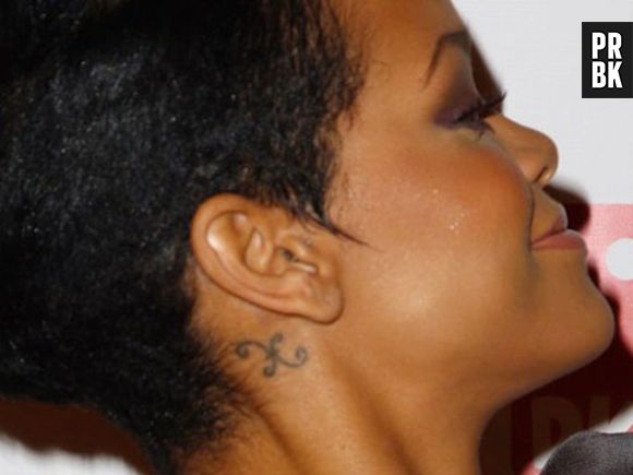 Atrás da orelha, Rihanna tatuou, em 2006, o símbolo de peixes, seu signo