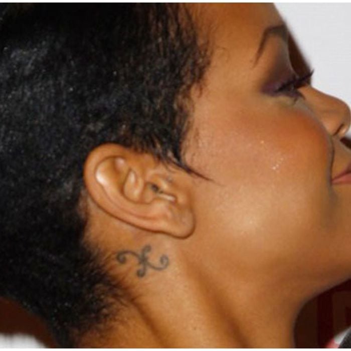  Atrás da orelha, Rihanna tatuou, em 2006, o símbolo de peixes, seu signo 