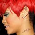 A tattoo no pescoço de Rihanna "Rebelle Fleur", significa "Flor rebelde" e foi feita na era Loud, em 2010