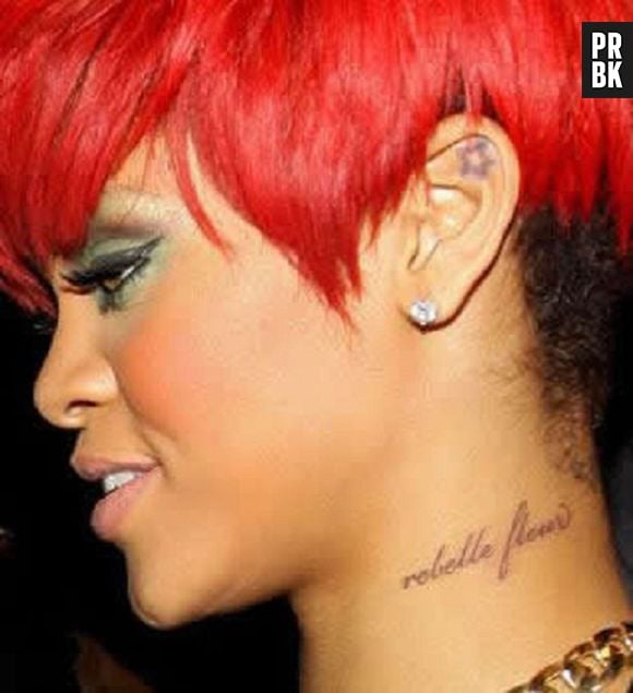 A tattoo no pescoço de Rihanna "Rebelle Fleur", significa "Flor rebelde" e foi feita na era Loud, em 2010