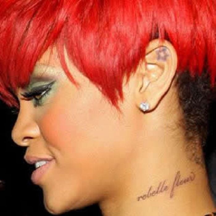 A tattoo no pescoço de Rihanna &quot;Rebelle Fleur&quot;, significa &quot;Flor rebelde&quot; e foi feita na era Loud, em 2010