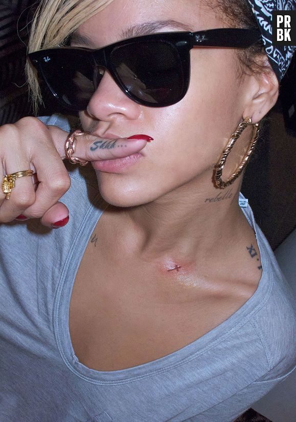 Rihanna também tem um crucifixo em sua clavícula, no lado direito, feita em 2012