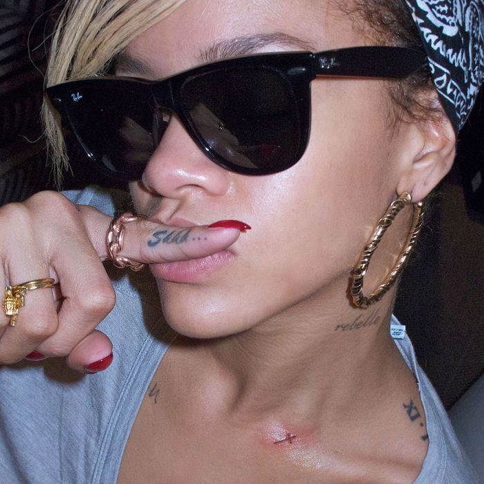  Rihanna também tem um crucifixo em sua clavícula, no lado direito, feita em 2012 