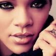  "Love" ("Amor", em português) foi tatuado no dedo do meio da mão direita de Rihanna, em Los Angeles, em 2008 