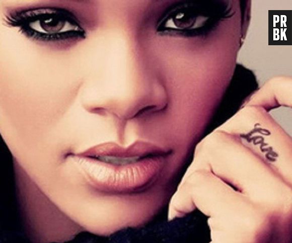 "Love" ("Amor", em português) foi tatuado no dedo do meio da mão direita de Rihanna, em Los Angeles, em 2008