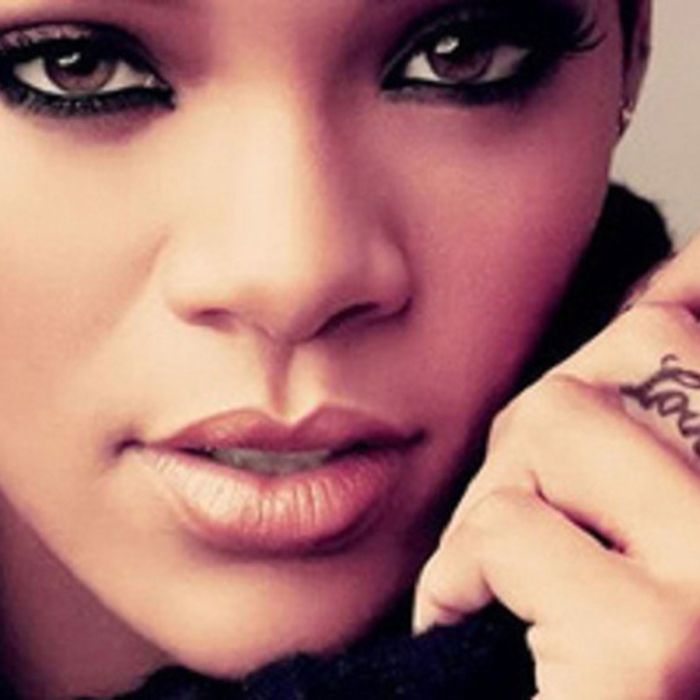  &quot;Love&quot; (&quot;Amor&quot;, em português) foi tatuado no dedo do meio da mão direita de Rihanna, em Los Angeles, em 2008 
