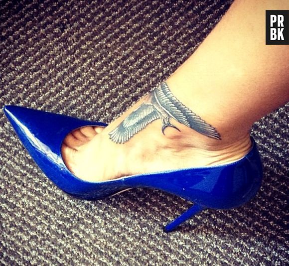 "Falcão: uma luz que brilha no escuro! Nunca fecha seus olhos enquanto dorme", escreveu ela nas suas redes sociais sobre a tattoo que cobriu as notas musicais que ela tinha