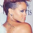 Aqui estão as famosas estrelas nas costas de Rihanna