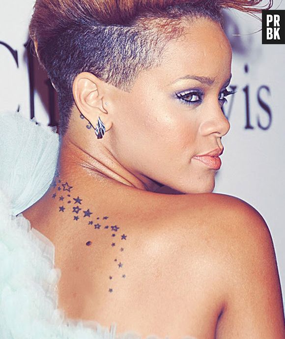 Aqui estão as famosas estrelas nas costas de Rihanna