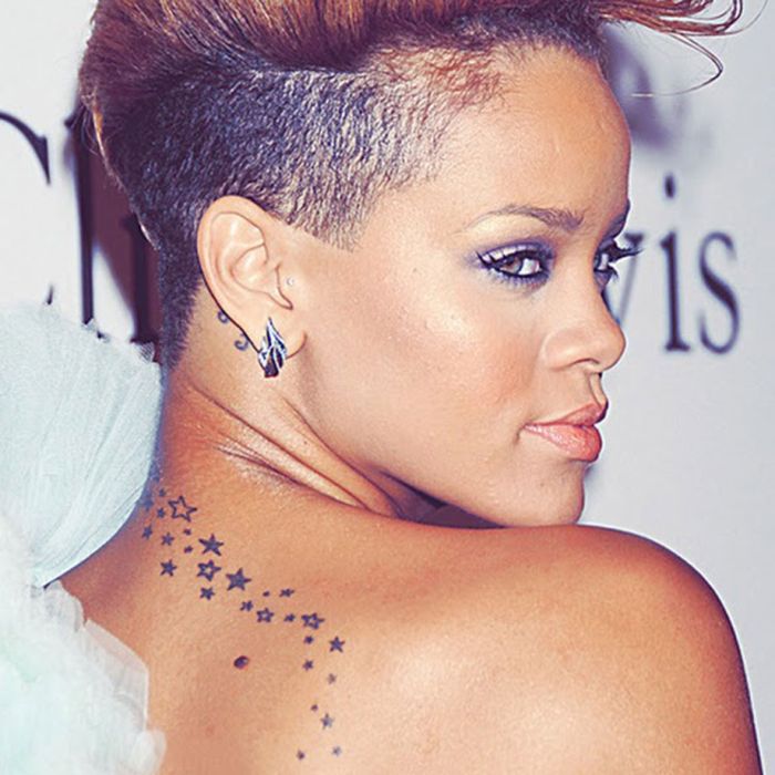 Aqui estão as famosas estrelas nas costas de Rihanna