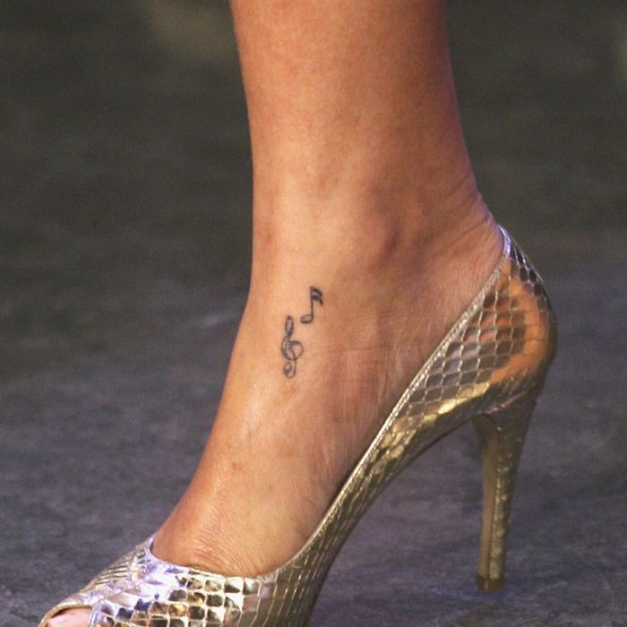  A primeira tatuagem de Rihanna é essa! Em 2006, ela eternizou notas musicais que representam a paixão pela música. 