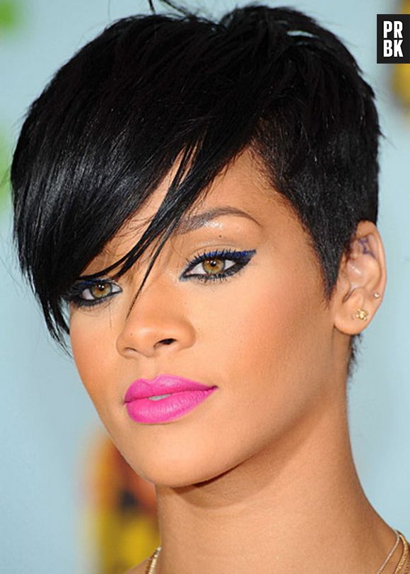 Rihanna tem uma estrela dentro da orelha. Em entrevista ela justificou: "Minha melhor amiga de Barbados estava aqui, e queríamos fazer alguma coisa maluca"