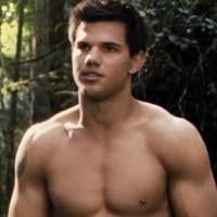 ...Sexy and I Know It! Taylor Lautner revive astro pornô de "Boogie Night"