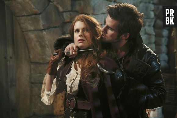 Em "Once Upon a Time", Hook (Colin O'Donoghue) ameaça Ariel (Joanna Garcia)