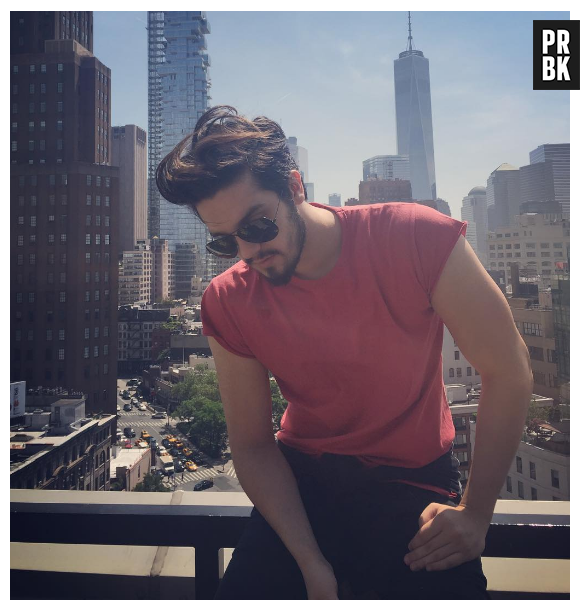 Quando não aposta em blusas coloridas e loks mais ousados, Luan Santana investe nos acessórios para dar um charme a mais