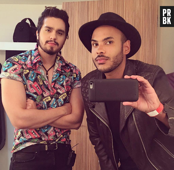 Olha o Luan Santana posando todo galã com o blogueiro Hugo Gloss. Quem aí aprovou o look?