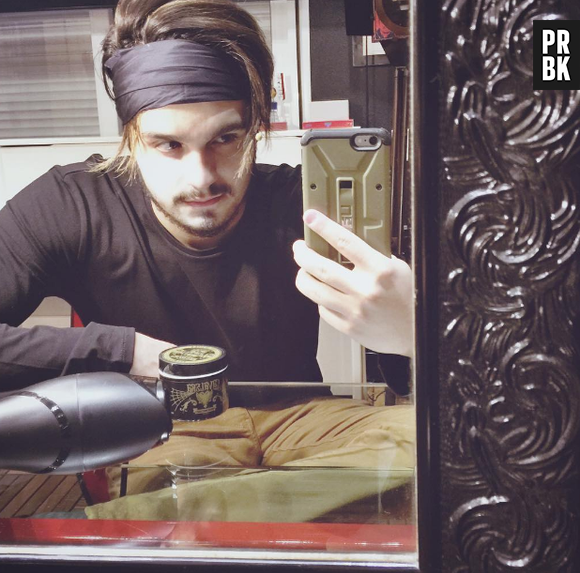 Luan Santana usa faixas e bandanas para dar um toque especial no cabelo. Uau!