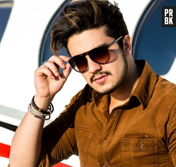 Luan Santana faz caras e bocas para as suas fotos no Instagram