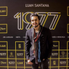 Luan Santana posou cheio de estilo durante a coletiva de imprensa do seu novo DVD!