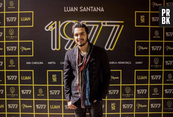 Luan Santana posou cheio de estilo durante a coletiva de imprensa do seu novo DVD!