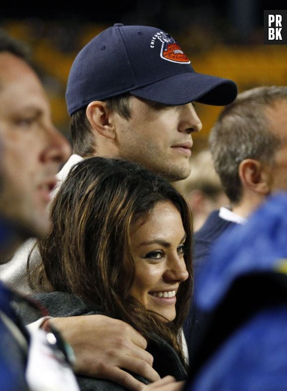 Um amigo do casal, Ashton Kutcher e Mila Kunis, não conseguiu segurar o segredo e contou que o bebê que os dois esperam é uma menina