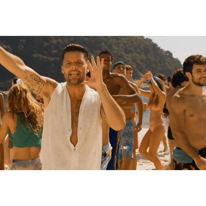  Ricky Martin aparece dan&amp;ccedil;ando com brasileiros em &quot;Vida&quot; 