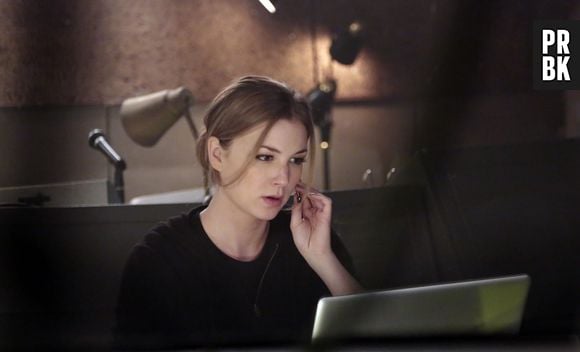 Em "Revenge", Emily (Emily VanCamp) está fazendo de tudo pra cumprir seu objetivo